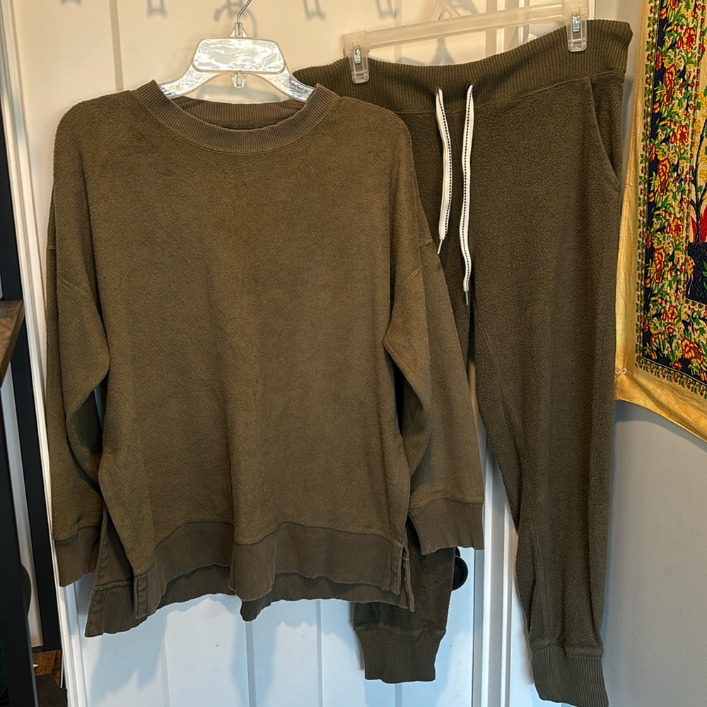 Aerie army green lounge set. Size Medium.